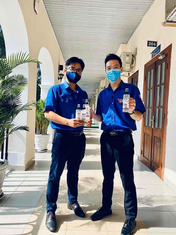 doan thanh nien vietsovpetro pha che dung dich rua tay sat khuan phong chong dich benh covid 19