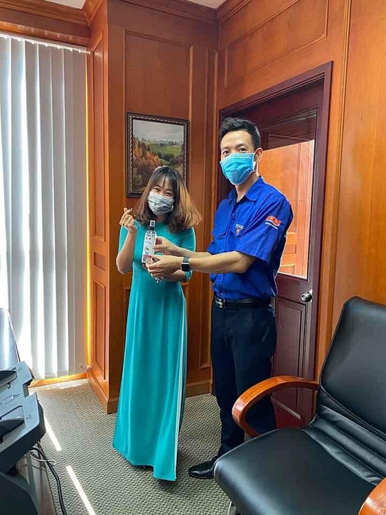 doan thanh nien vietsovpetro pha che dung dich rua tay sat khuan phong chong dich benh covid 19