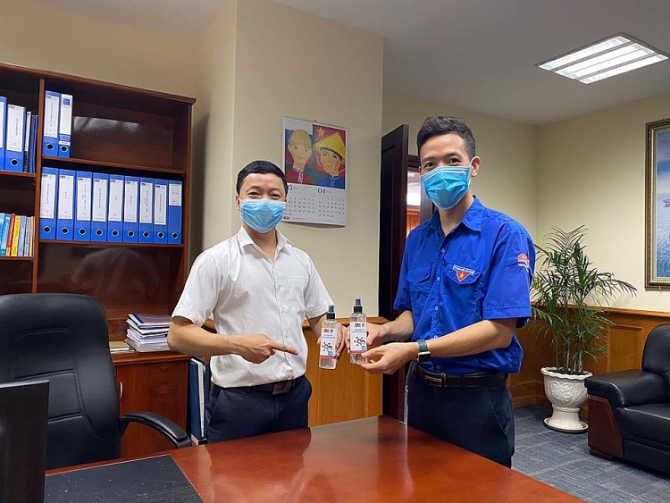 doan thanh nien vietsovpetro pha che dung dich rua tay sat khuan phong chong dich benh covid 19