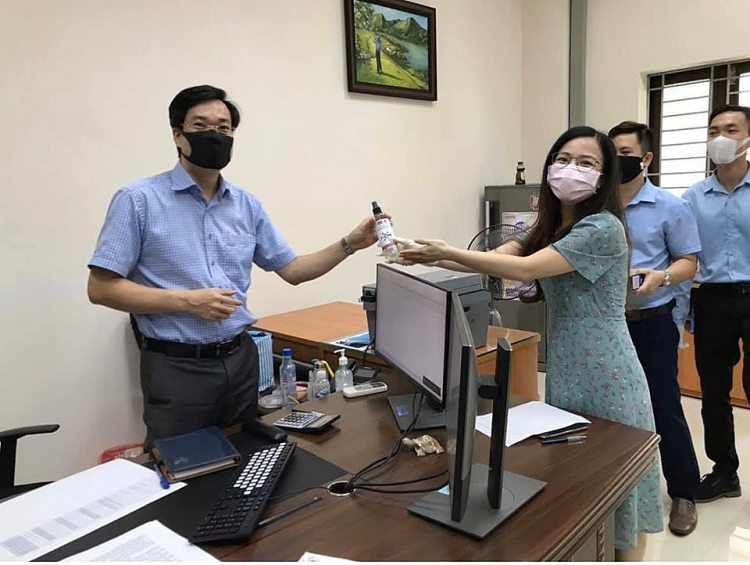 doan thanh nien vietsovpetro pha che dung dich rua tay sat khuan phong chong dich benh covid 19