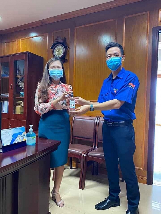 doan thanh nien vietsovpetro pha che dung dich rua tay sat khuan phong chong dich benh covid 19