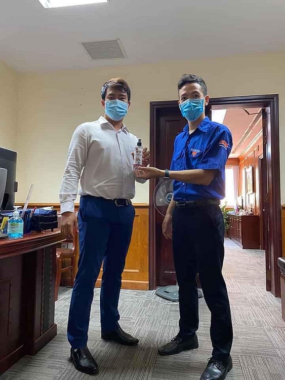 doan thanh nien vietsovpetro pha che dung dich rua tay sat khuan phong chong dich benh covid 19