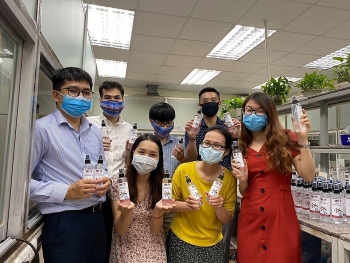 Đoàn Thanh niên Vietsovpetro pha chế dung dịch rửa tay sát khuẩn phòng chống dịch bệnh Covid-19