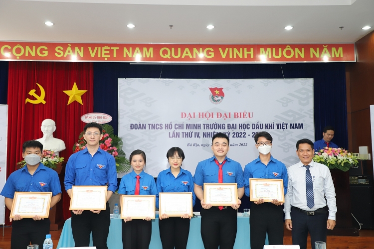 Tuổi trẻ PVU: Trí tuệ, trách nhiệm, khát vọng, tiên phong Tuổi trẻ PVU: Trí tuệ - Trách nhiệm - Khát vọng - Tiên phong