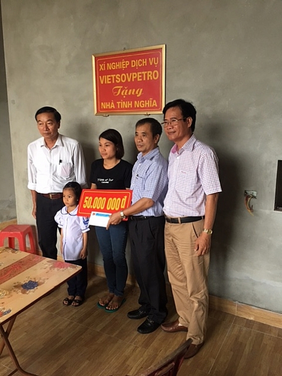 xi nghiep dich vu vietsovpetro trao nha tinh thuong tai ninh binh