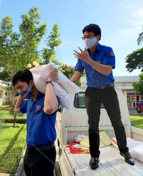 doan thanh nien bo may dieu hanh vietsovpetro ung ho 1 tan gao cho may atm gao thanh pho vung tau