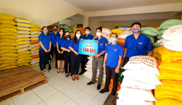 doan thanh nien bo may dieu hanh vietsovpetro ung ho 1 tan gao cho may atm gao thanh pho vung tau
