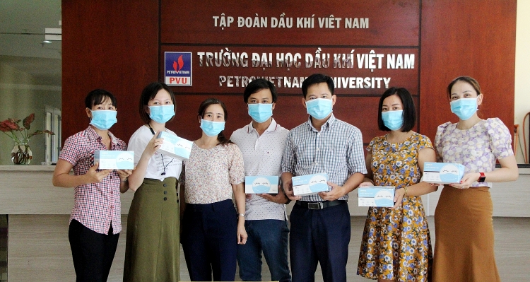 Công đoàn PVU cấp phát khẩu trang cho cán bộ, giảng viên, người lao động