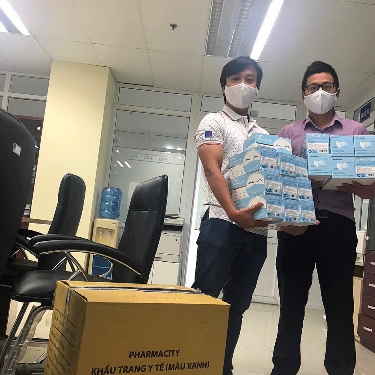 Công đoàn PVU cấp phát khẩu trang cho cán bộ, giảng viên, người lao động