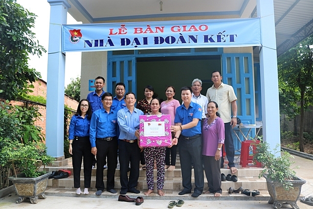doan thanh nien vietsovpetro ban giao nha dai doan ket tai ba ria vung tau