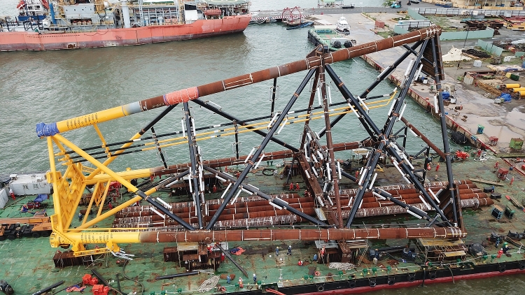 Vietsovpetro hạ thủy thành công Chân đế giàn BK-19, mỏ Bạch Hổ