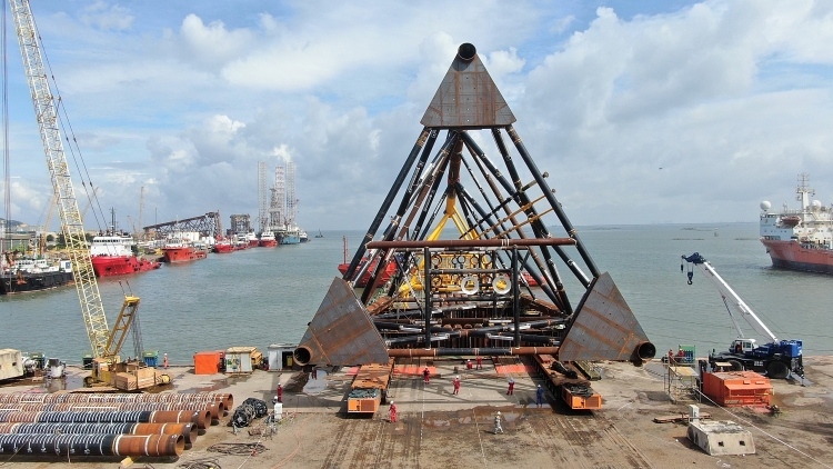Vietsovpetro hạ thủy thành công Chân đế giàn BK-19, mỏ Bạch Hổ