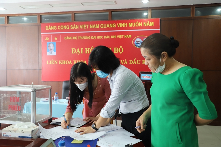 Đảng bộ Trường Đại học Dầu khí Việt Nam tổ chức thành công Đại hội điểm Chi bộ Liên khoa Khoa học cơ bản và Dầu khí