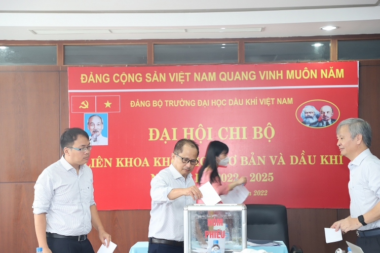 Đảng bộ Trường Đại học Dầu khí Việt Nam tổ chức thành công Đại hội điểm Chi bộ Liên khoa Khoa học cơ bản và Dầu khí