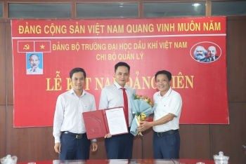 Lễ kết nạp đảng viên mới của Đảng bộ Trường Đại học Dầu khí Việt Nam