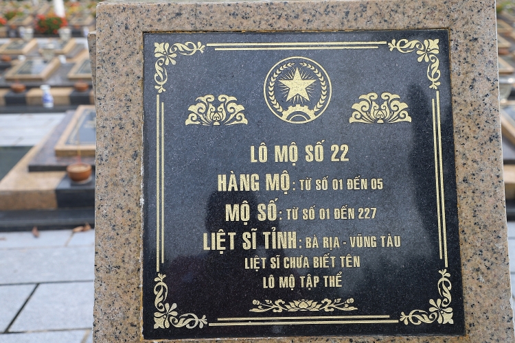 Kỷ niệm 75 năm ngày Thương binh Liệt sĩ:  Cán bộ, chiến sĩ phòng cảnh sát PCCC&CNCH (PC 07) và Tuổi trẻ Xí nghiệp ĐVLGK  đặt vòng hoa viếng Nghĩa trang Liệt sĩ