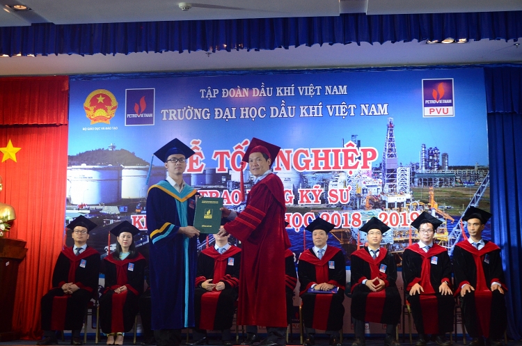 pvu to chuc le tot nghiep trao bang ky su khoa 3 va khai giang nam hoc 2018 2019