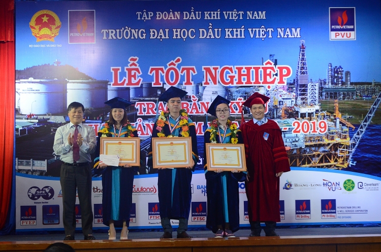 pvu to chuc le tot nghiep trao bang ky su khoa 3 va khai giang nam hoc 2018 2019