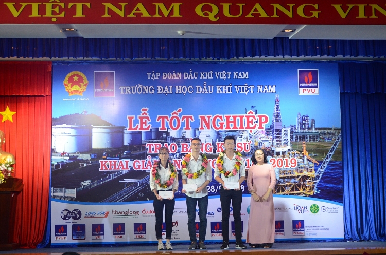 pvu to chuc le tot nghiep trao bang ky su khoa 3 va khai giang nam hoc 2018 2019
