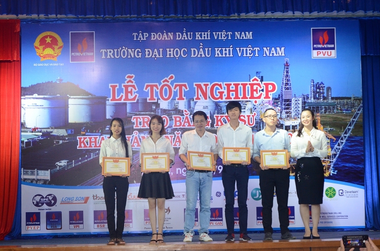 pvu to chuc le tot nghiep trao bang ky su khoa 3 va khai giang nam hoc 2018 2019