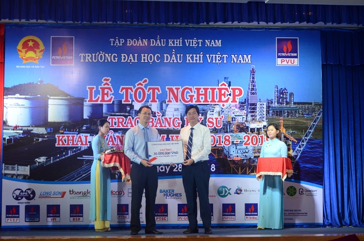 pvu to chuc le tot nghiep trao bang ky su khoa 3 va khai giang nam hoc 2018 2019