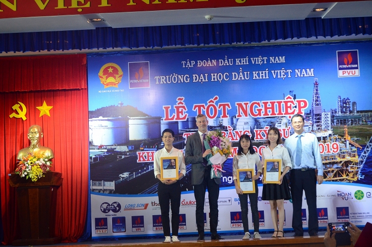pvu to chuc le tot nghiep trao bang ky su khoa 3 va khai giang nam hoc 2018 2019