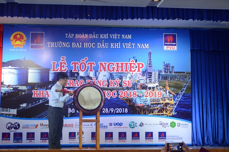pvu to chuc le tot nghiep trao bang ky su khoa 3 va khai giang nam hoc 2018 2019