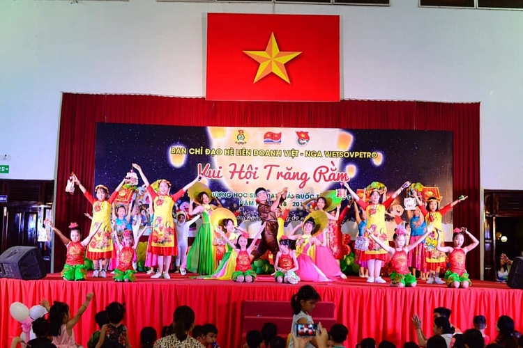 vietsovpetro to chuc dem hoi trang ram cho cac em thieu nhi