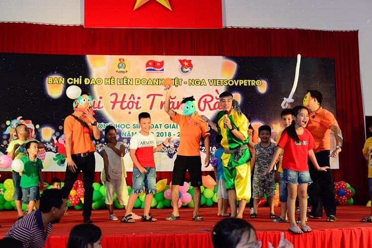 Vietsovpetro tổ chức Đêm hội trăng rằm cho các em thiếu nhi vietsovpetro to chuc dem hoi trang ram cho cac em thieu nhi
