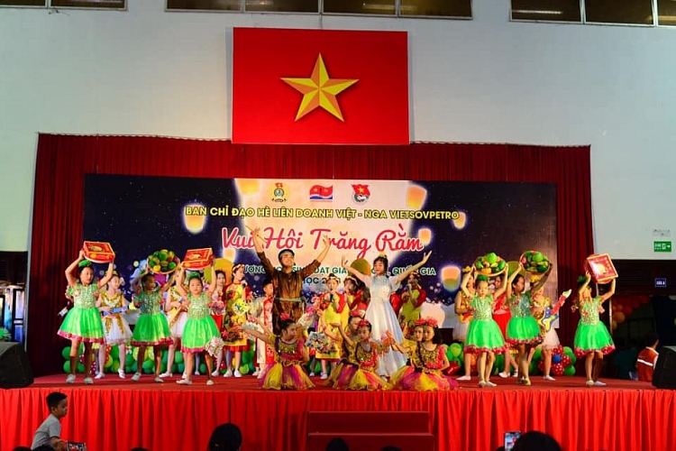 Vietsovpetro tổ chức Đêm hội trăng rằm cho các em thiếu nhi vietsovpetro to chuc dem hoi trang ram cho cac em thieu nhi