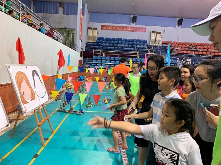 vietsovpetro to chuc dem hoi trang ram cho cac em thieu nhi