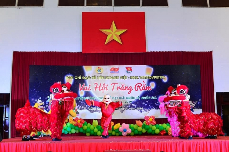 vietsovpetro to chuc dem hoi trang ram cho cac em thieu nhi