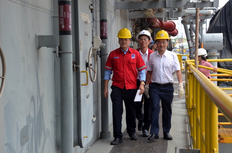 CĐ DKVN thăm hỏi, động viên và tặng quà CBCNV giàn PV Drilling V
