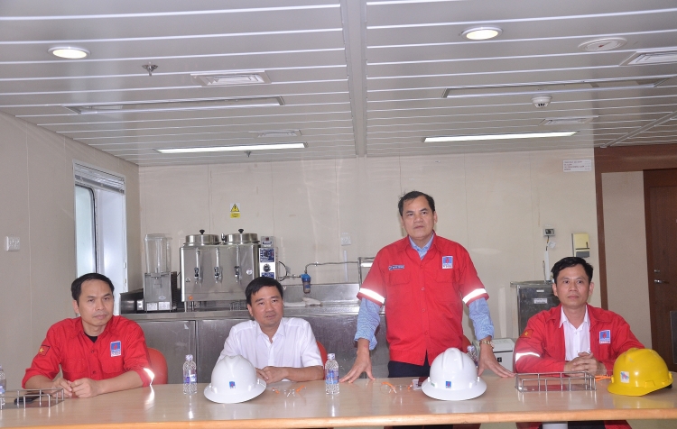 CĐ DKVN thăm hỏi, động viên và tặng quà CBCNV giàn PV Drilling V