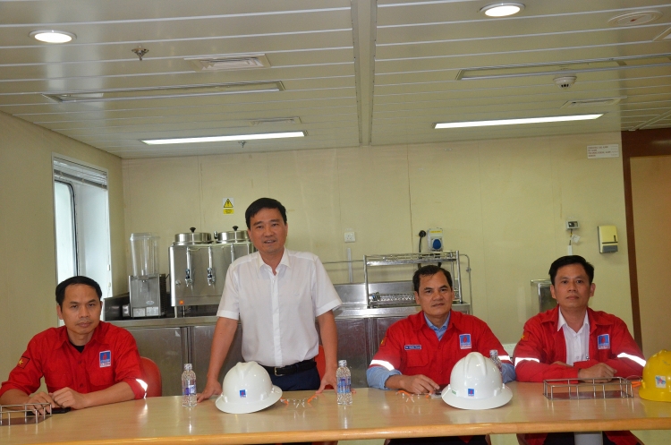CĐ DKVN thăm hỏi, động viên và tặng quà CBCNV giàn PV Drilling V