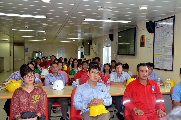 CĐ DKVN thăm hỏi, động viên và tặng quà CBCNV giàn PV Drilling V