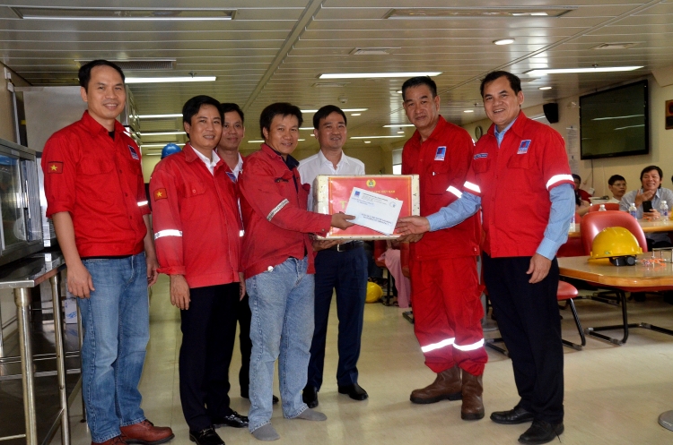 CĐ DKVN thăm hỏi, động viên và tặng quà CBCNV giàn PV Drilling V