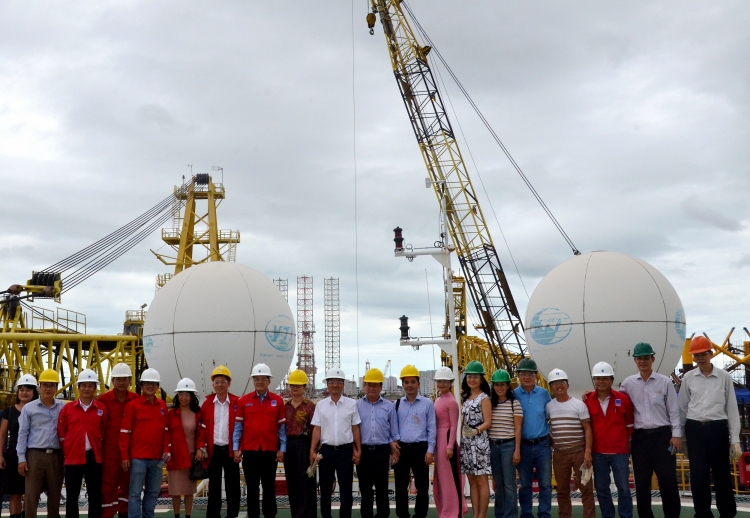 CĐ DKVN thăm hỏi, động viên và tặng quà CBCNV giàn PV Drilling V
