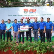 Đoàn Thanh niên Vietsovpetro khu vực Cụm Cảng phối hợp với Thành đoàn Vũng Tàu tổ chức ngày “Chủ nhật Xanh”