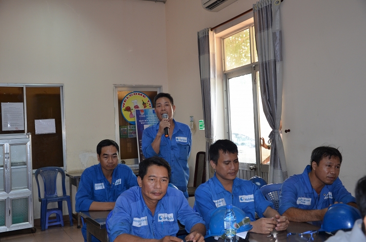 lanh dao cd dkvn gap mat va tang qua nguoi lao dong vietubes