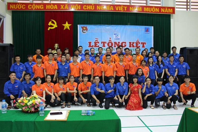 Khi ta ở chỉ là nơi đất ở   Khi ta đi đất đã hóa tâm hồn