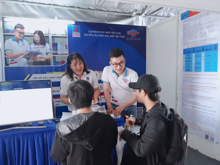 Khi ta ở chỉ là nơi đất ở   Khi ta đi đất đã hóa tâm hồn