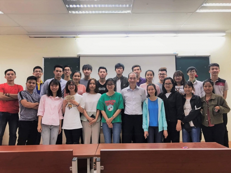 Khi ta ở chỉ là nơi đất ở   Khi ta đi đất đã hóa tâm hồn