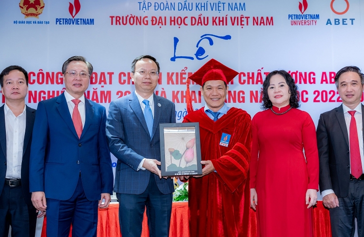 Trường Đại học Dầu khí Việt Nam ký biên bản hợp tác với Trường Đại học Bách khoa – Đại học Quốc gia TP HCM