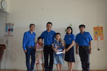 Đoàn Thanh niên PVC-MS trao học bổng “Tiếp sức đến trường”