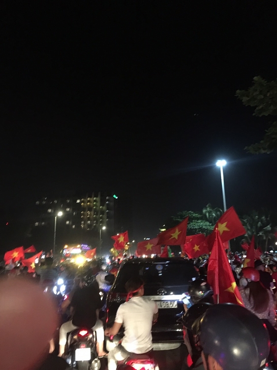 nguoi dan vung tau vui mung doi tuyen viet nam len ngoi vo dich