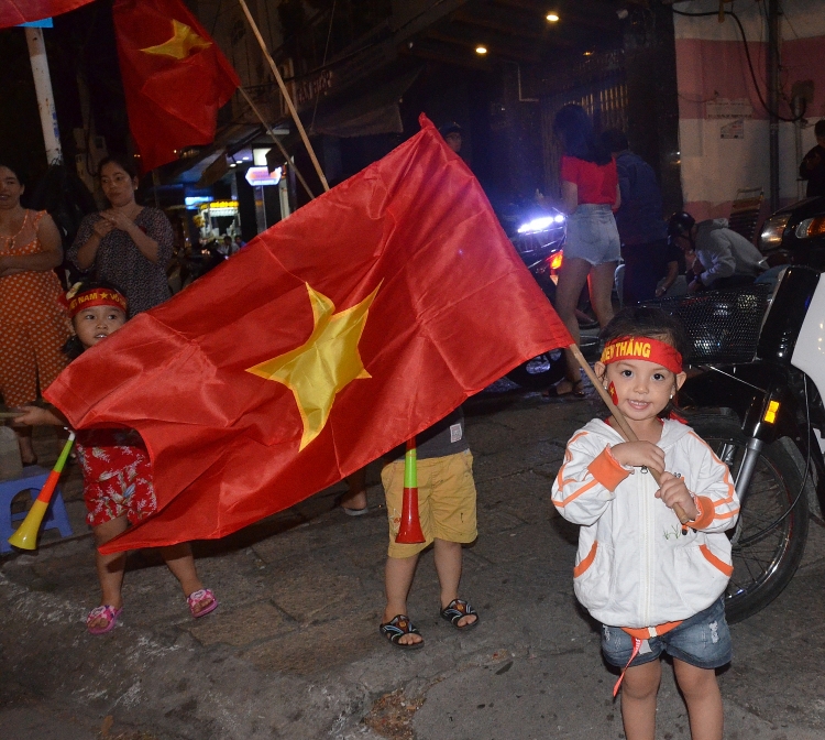 nguoi dan vung tau vui mung doi tuyen viet nam len ngoi vo dich