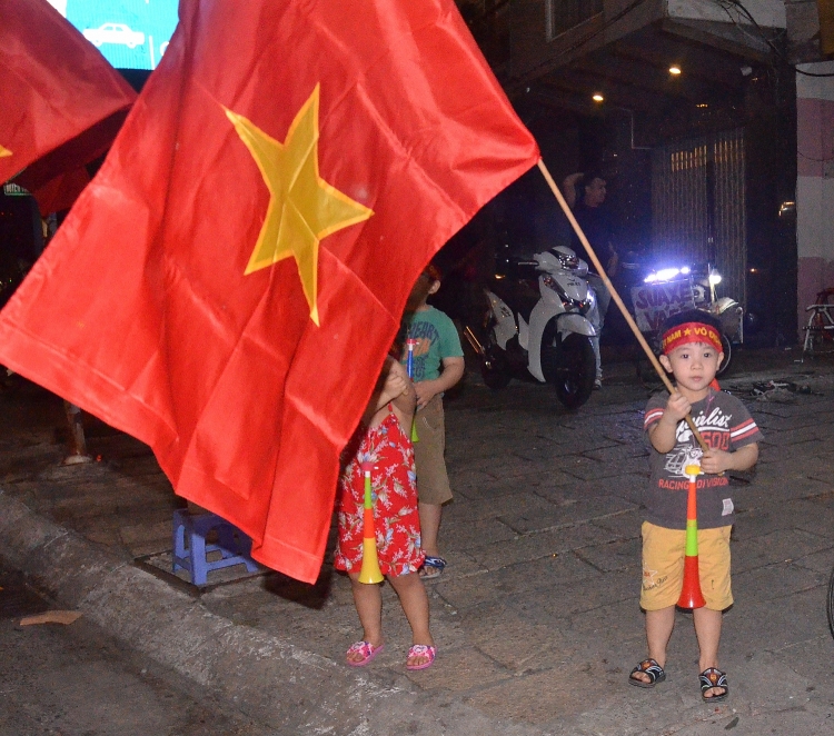 nguoi dan vung tau vui mung doi tuyen viet nam len ngoi vo dich