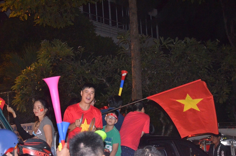 nguoi dan vung tau vui mung doi tuyen viet nam len ngoi vo dich