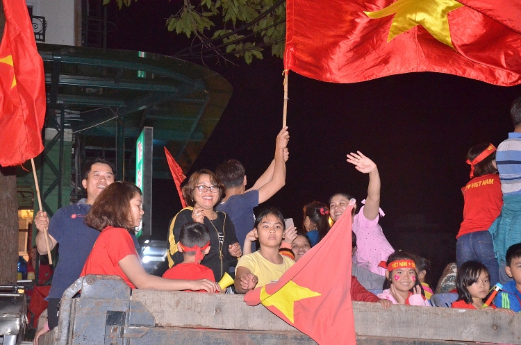 nguoi dan vung tau vui mung doi tuyen viet nam len ngoi vo dich